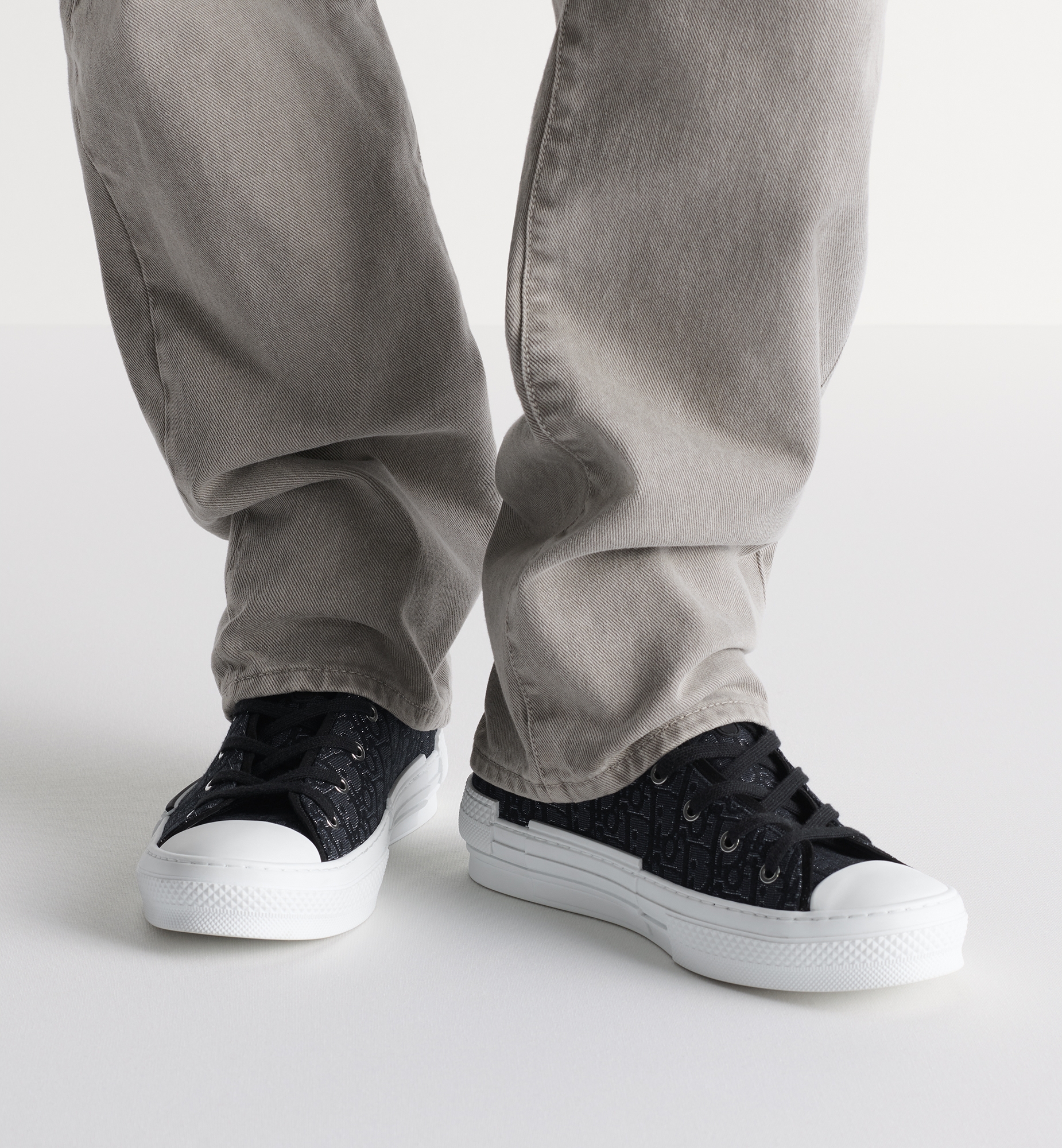 B23 League High-Top Sneaker Black